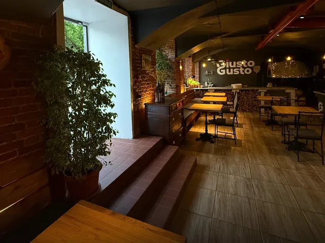 Зал ресторана Giusto Gusto на Фонтанке, 109